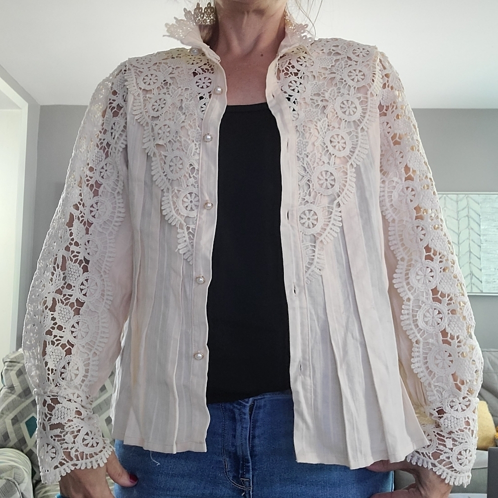 Elegant Vtg Lace‎ Women's Top in Cream Vintage Fancy Buttons Crochet